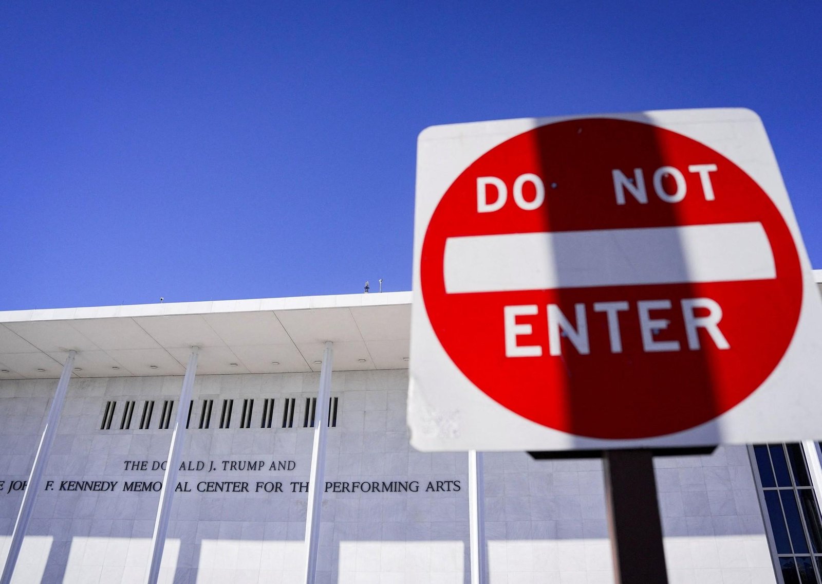 Trump anunció que el Kennedy Center cerrará durante dos años por renovaciones, tras la polémica por las cancelaciones de artistas