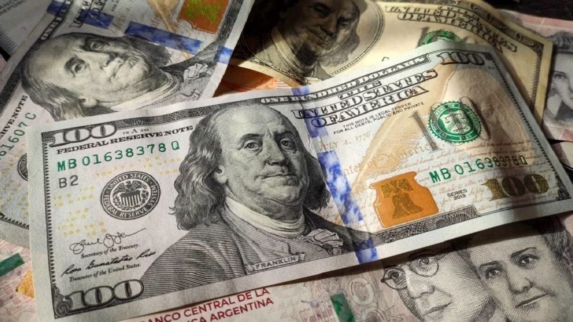 El dólar blue cerró en alza este martes 3 de marzo y el Banco Central volvió a comprar dólares