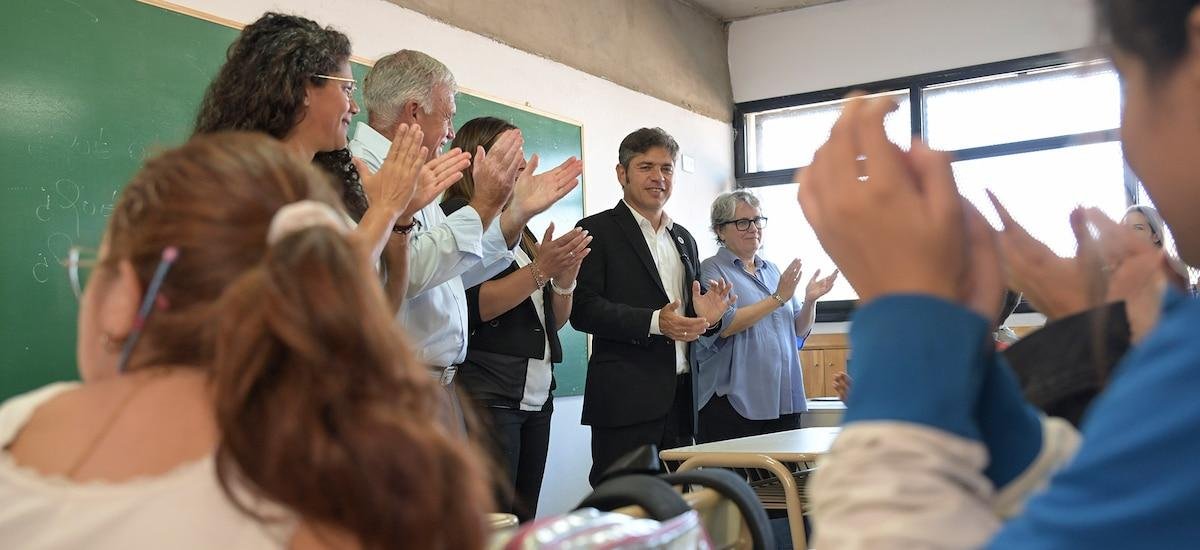 Tras un conflictivo inicio de clases, Kicillof mejoró la oferta salarial docente para cerrar la paritaria