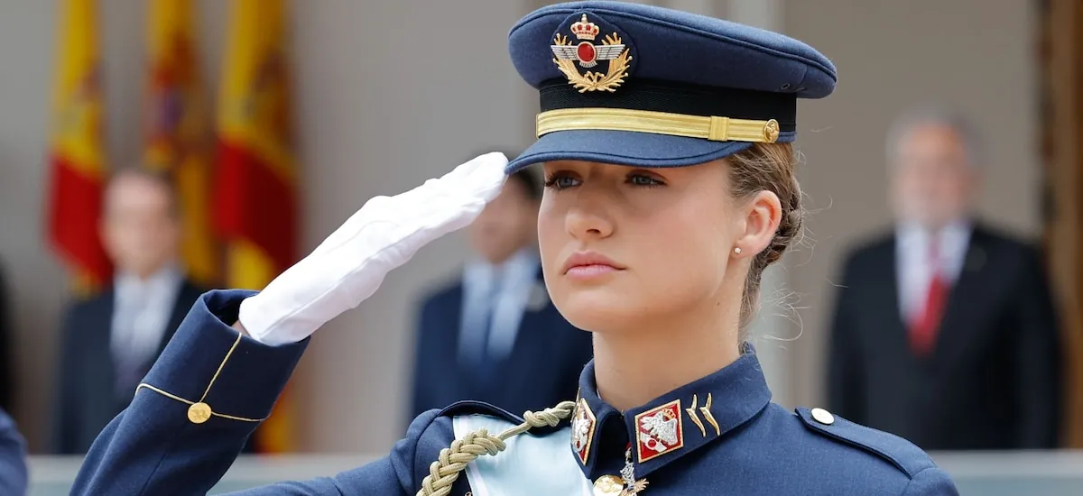 La prensa internacional califica de “ejemplar” la actitud de la princesa Leonor el Día de las Fuerzas Armadas: “Un paso más hacia su papel como futura reina”