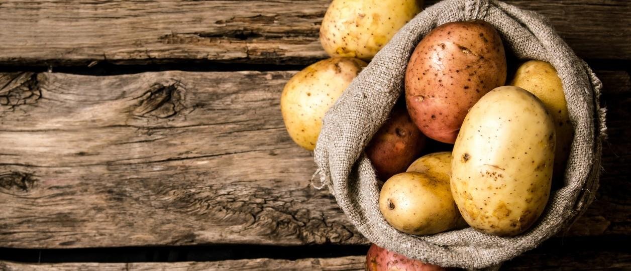 Mezclar cáscara de papa con bicarbonato: para qué sirve y por qué lo recomiendan hacerlo