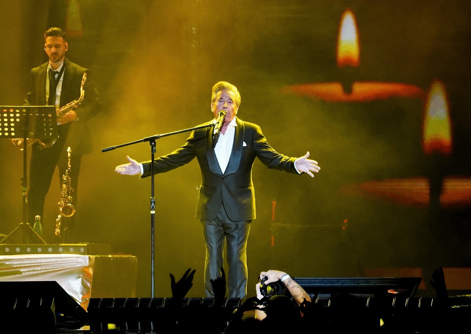 Dos horas de hits después de cuatro años de espera: Montaner volvió, cantó en familia y revalidó el trono romántico