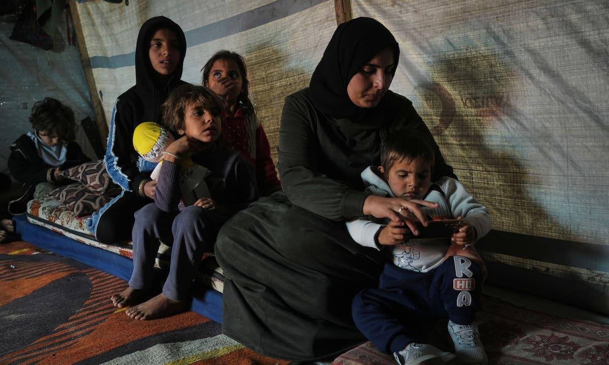 Mujeres que regresan a Gaza dicen que tropas israelíes las ataron e interrogaron tras cruce en Rafah