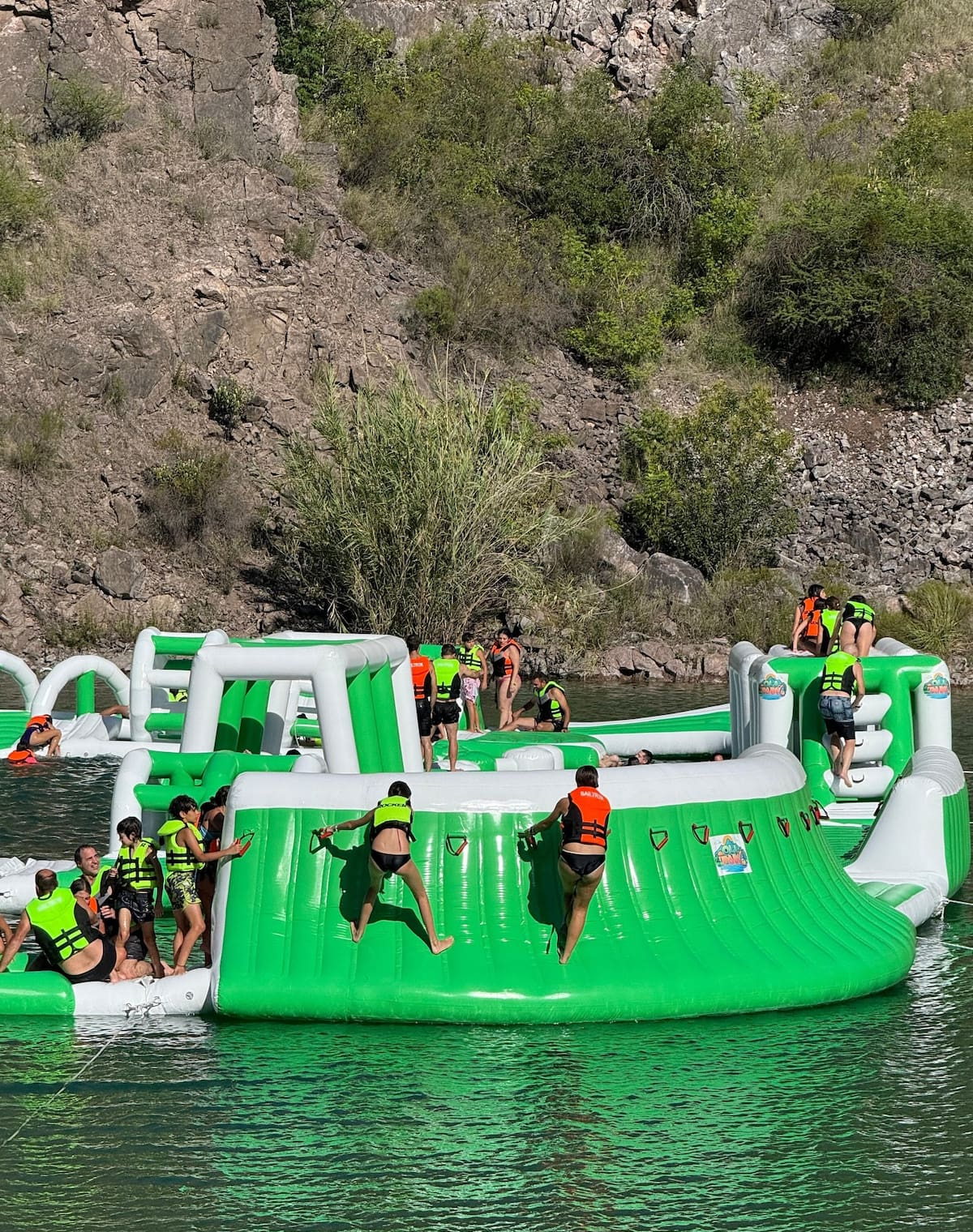 ¿Qué hacer en Córdoba con chicos?: un parque acuático con 30 toboganes, un inflable flotante de 2000 m² y un laberinto gigante