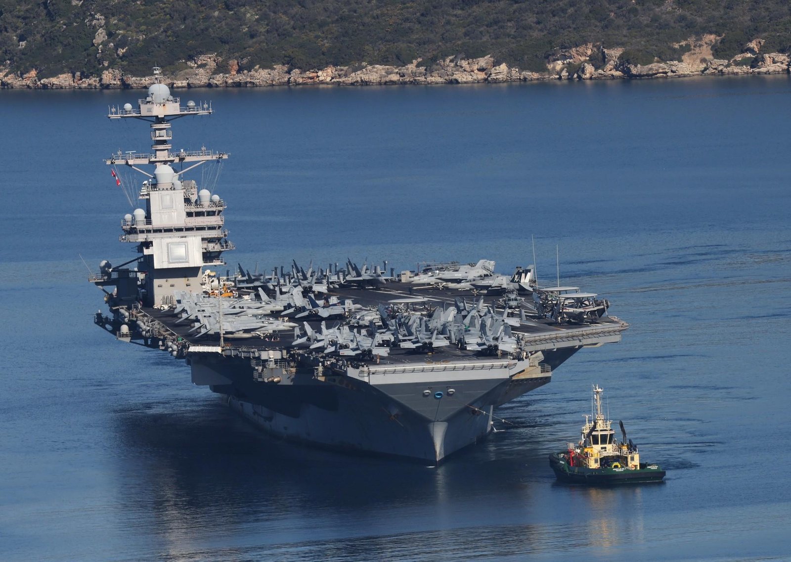 El portaviones más grande del mundo hizo una escala técnica en Grecia y pronto se sumará al despliegue estadounidense en Oriente Medio