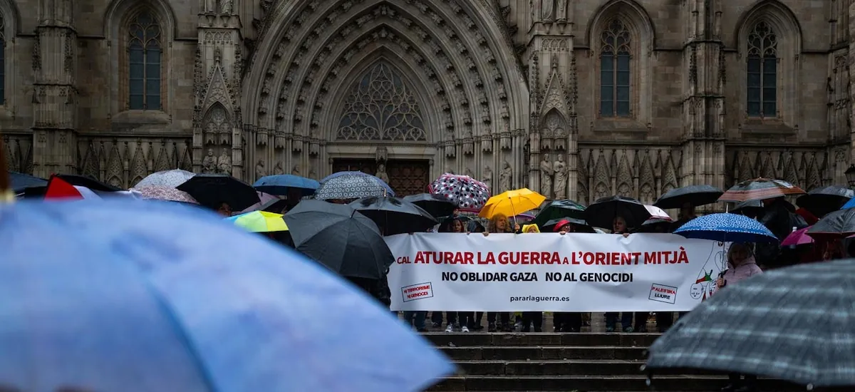 Unas 50 personas se concentran en Barcelona contra la guerra de Irán