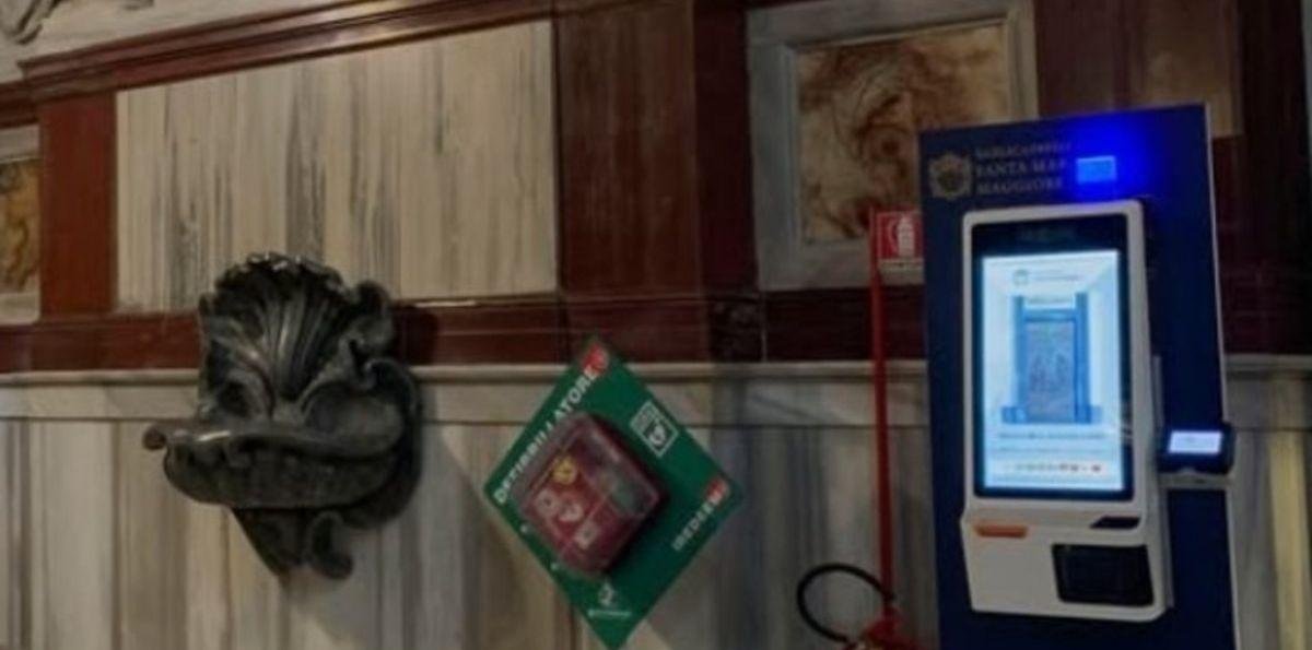 La basílica donde descansan los restos del papa Francisco incorporó un cajero automático para donaciones