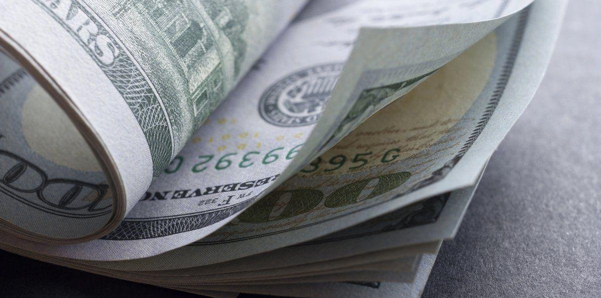 El dólar oficial registró en febrero la mayor baja mensual en más de seis años y medio