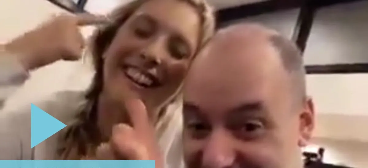 El video del fin de semana: editaron un viejo “tag” de Adorni y su esposa y lo convirtieron en una burla feroz