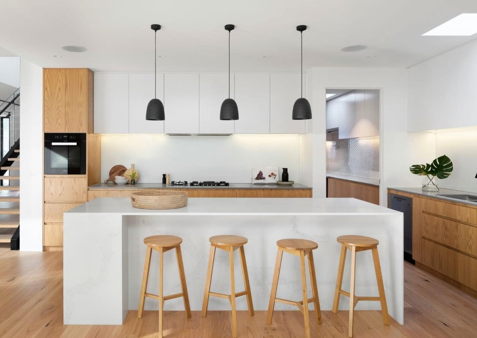 Adiós a las islas de cocina: la nueva tendencia que se impone este 2026