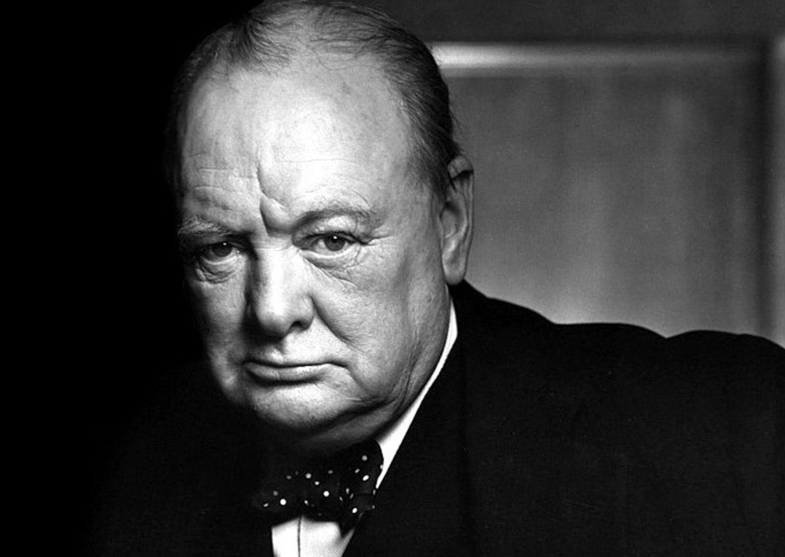 Cita del día de Winston Churchill: "Las críticas pueden no ser agradables, pero son necesarias..."