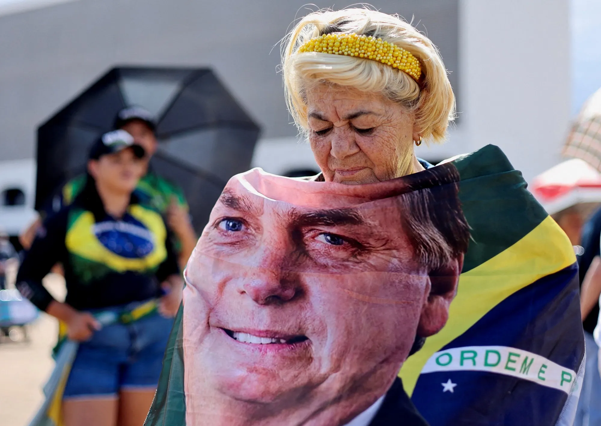 Bolsonaro se vuelve a enfermar y es llevado de la cárcel a un hospital privado de Brasilia