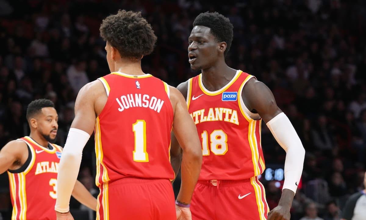 Johnson logra triple-doble y Hawks arruinan celebración del título 2006 de Miami