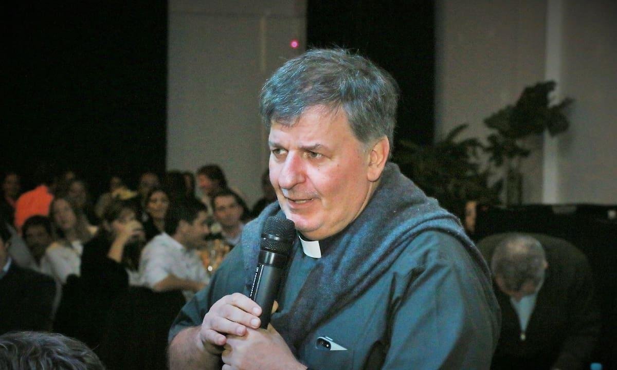 Quién es el cura de San Isidro condenado por el Vaticano