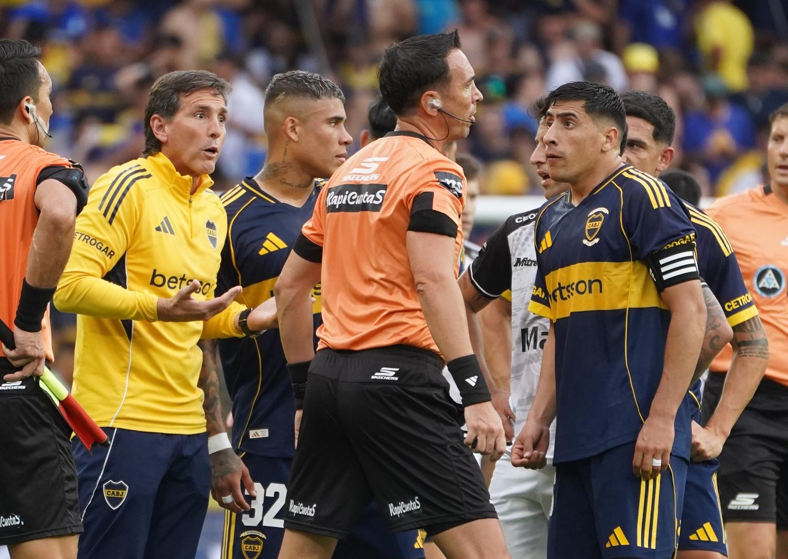 Polémica en la Bombonera: Adam Bareiro gritó su gol y trepó al alambrado pero el VAR encontró un offside milimétrico de Janson