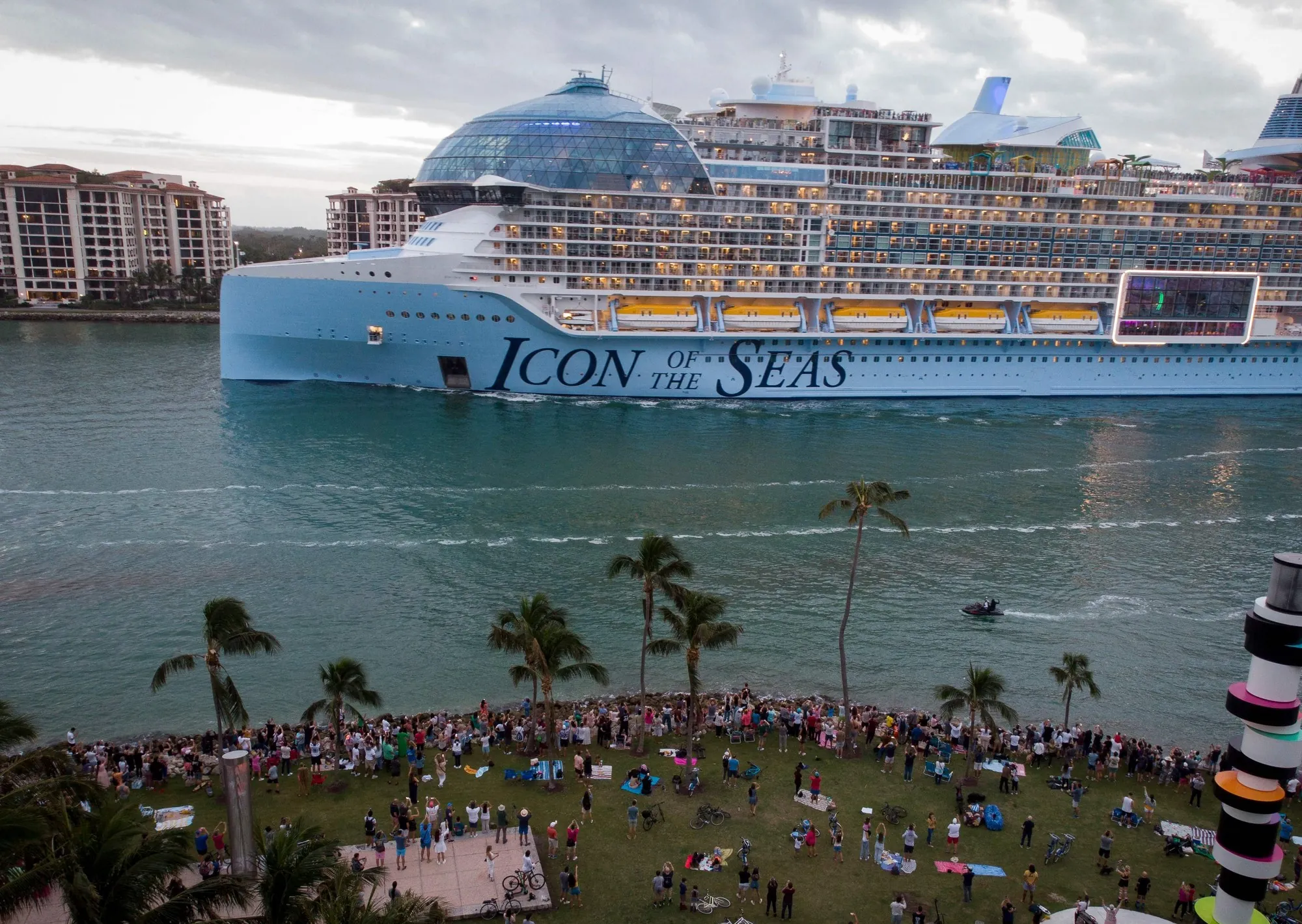 Con un peso de 250.000 toneladas, 365 metros de eslora y capacidad para casi 10.000 personas, el Icon of the Seas transformó el concepto de crucero en una ciudad flotante impulsada por gas natural