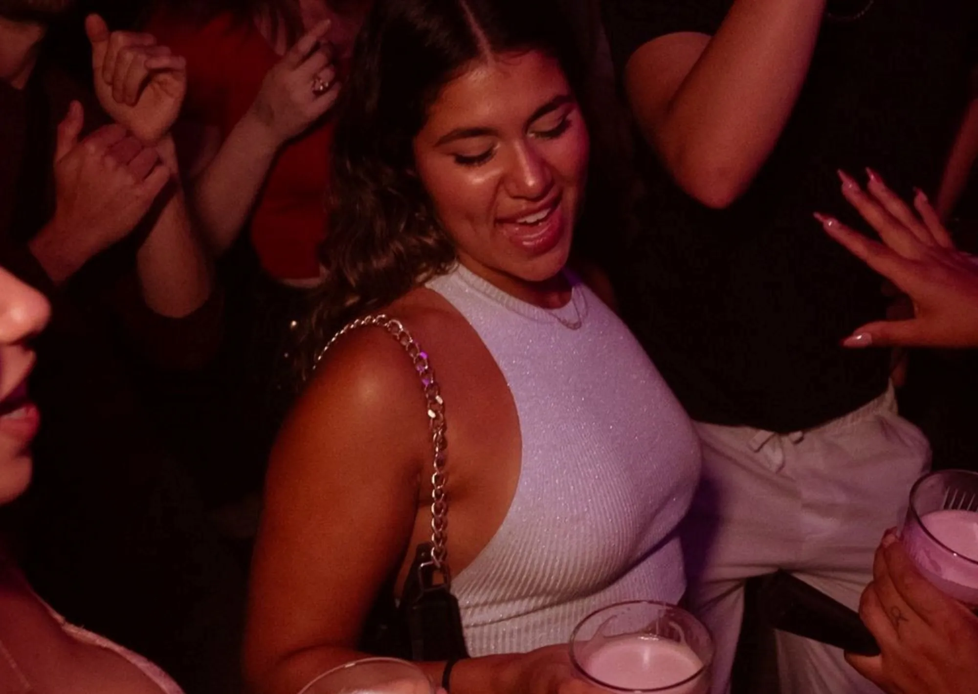 Fernet y cumbia “cheta” argentina: armaron una fiesta que junta 300 personas por noche en Ámsterdam