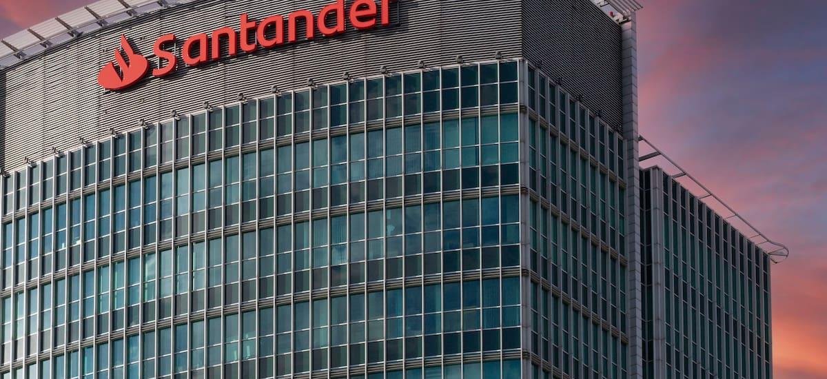 Santander ralentiza la caída del valor de sus acciones tras la compra de Webster Bank