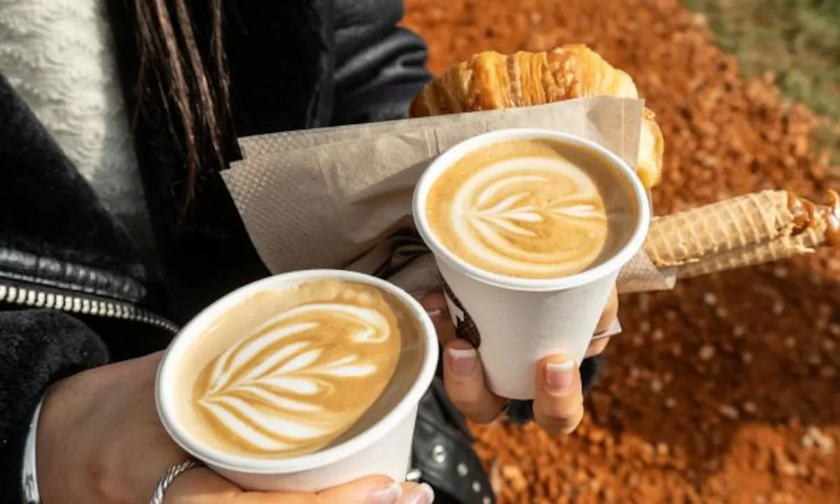 Cafecito BA vuelve a Belgrano con entrada gratis, 14 puestos de café de $4000 y pastelería, música y cine al aire libre