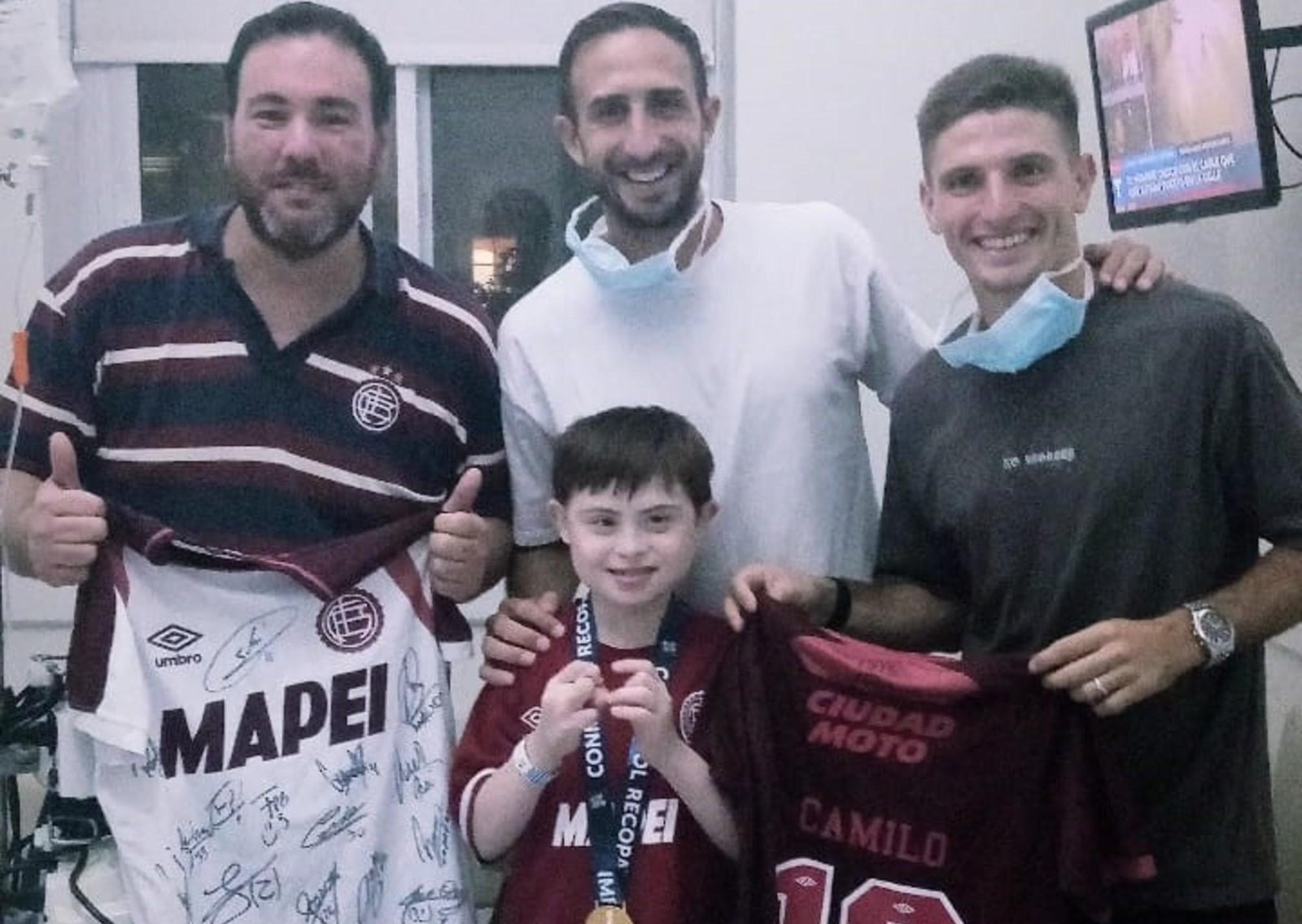 El gesto de los jugadores de Lanús con un nene que dio la vuelta olímpica en el hospital, contado en primera persona: "Fue algo impagable"