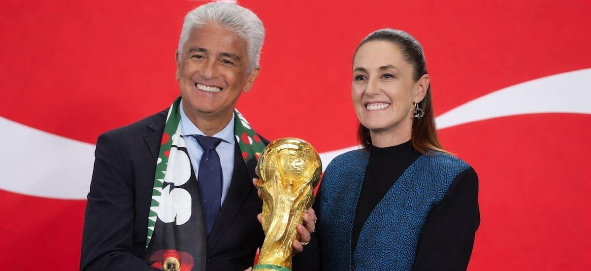 Claudia Sheinbaum ‘levanta’ la Copa del Mundo a 100 días de que inicie el Mundial 2026