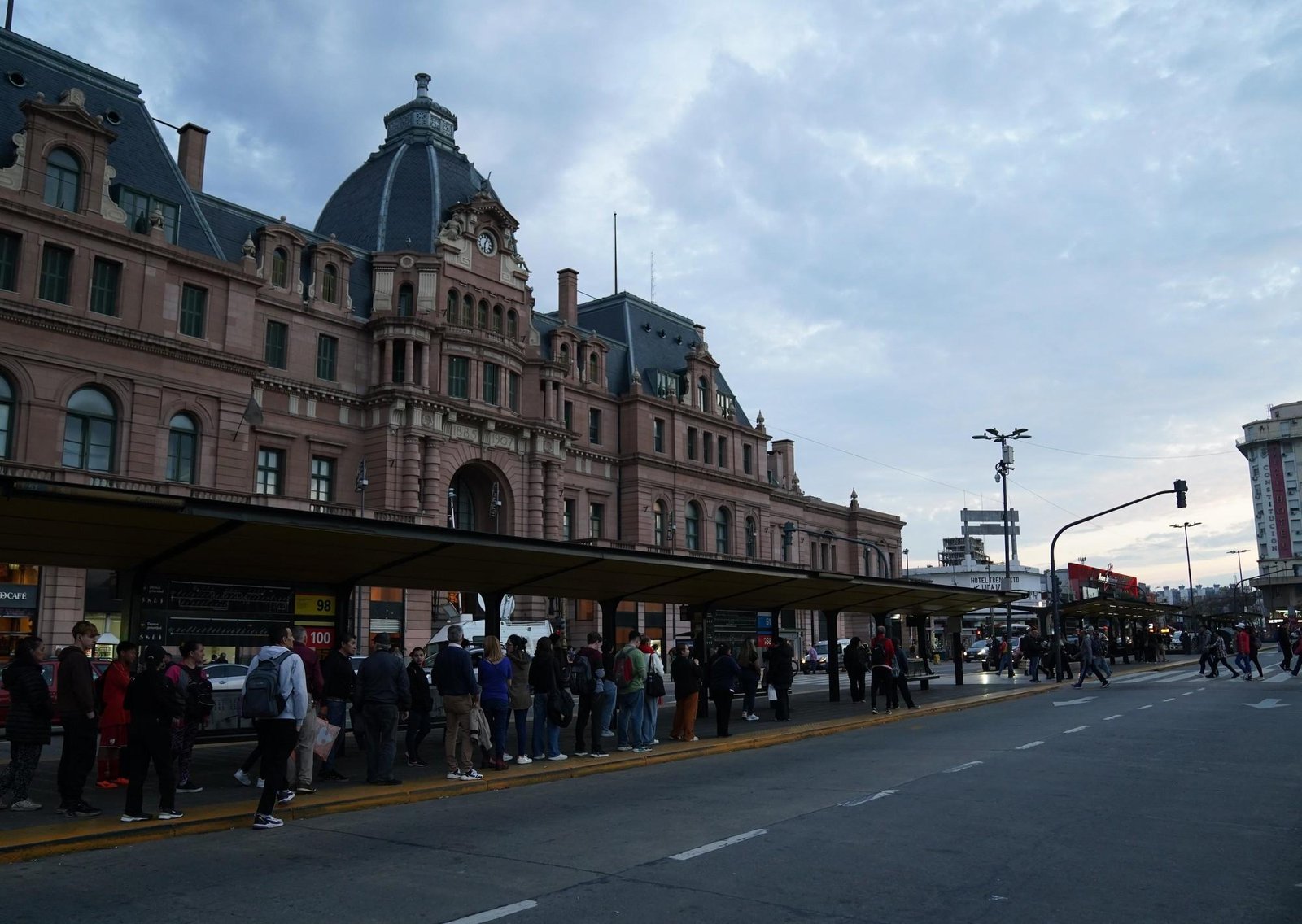 Sin paro de colectivos: la UTA y las empresas de transporte llegaron a un acuerdo salarial y destrabaron el conflicto