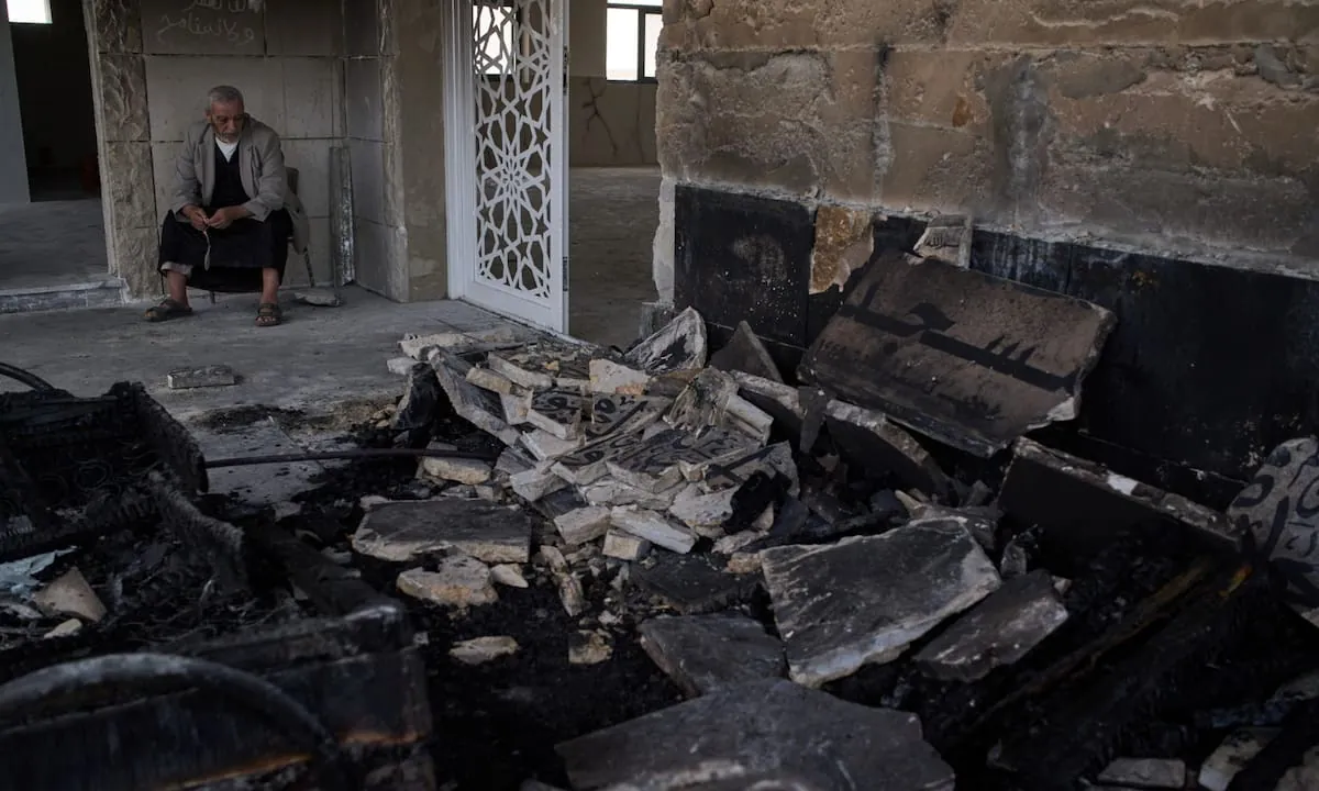 Incendian dos mezquitas en Cisjordania y recrudece la violencia entre colonos y palestinos