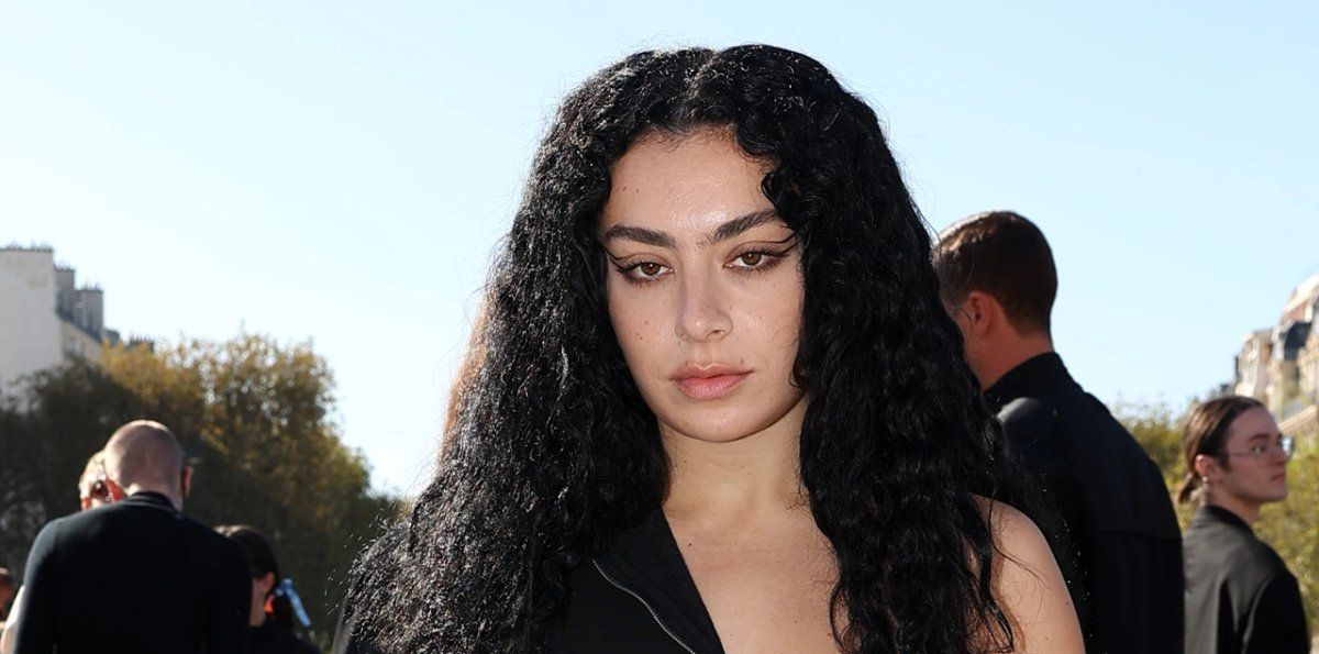 De cuánto es la fortuna de Charli XCX, la estrella pop del momento