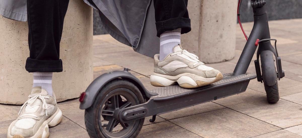 La nueva etiqueta que deberán llevar todos los patinetes eléctricos para poder circular en España: cómo funciona, fecha límite para ponerla y cómo tramitarla