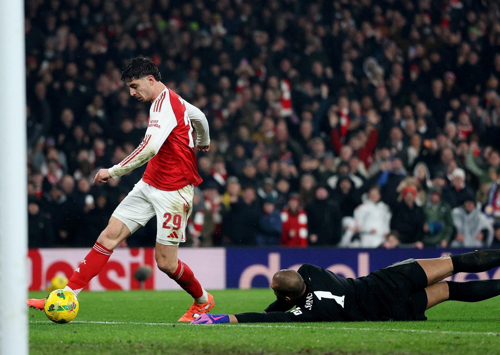 El Arsenal, finalista de la Copa de la Liga de Inglaterra: con sufrimiento eliminó al Chelsea de Enzo Fernández y Garnacho