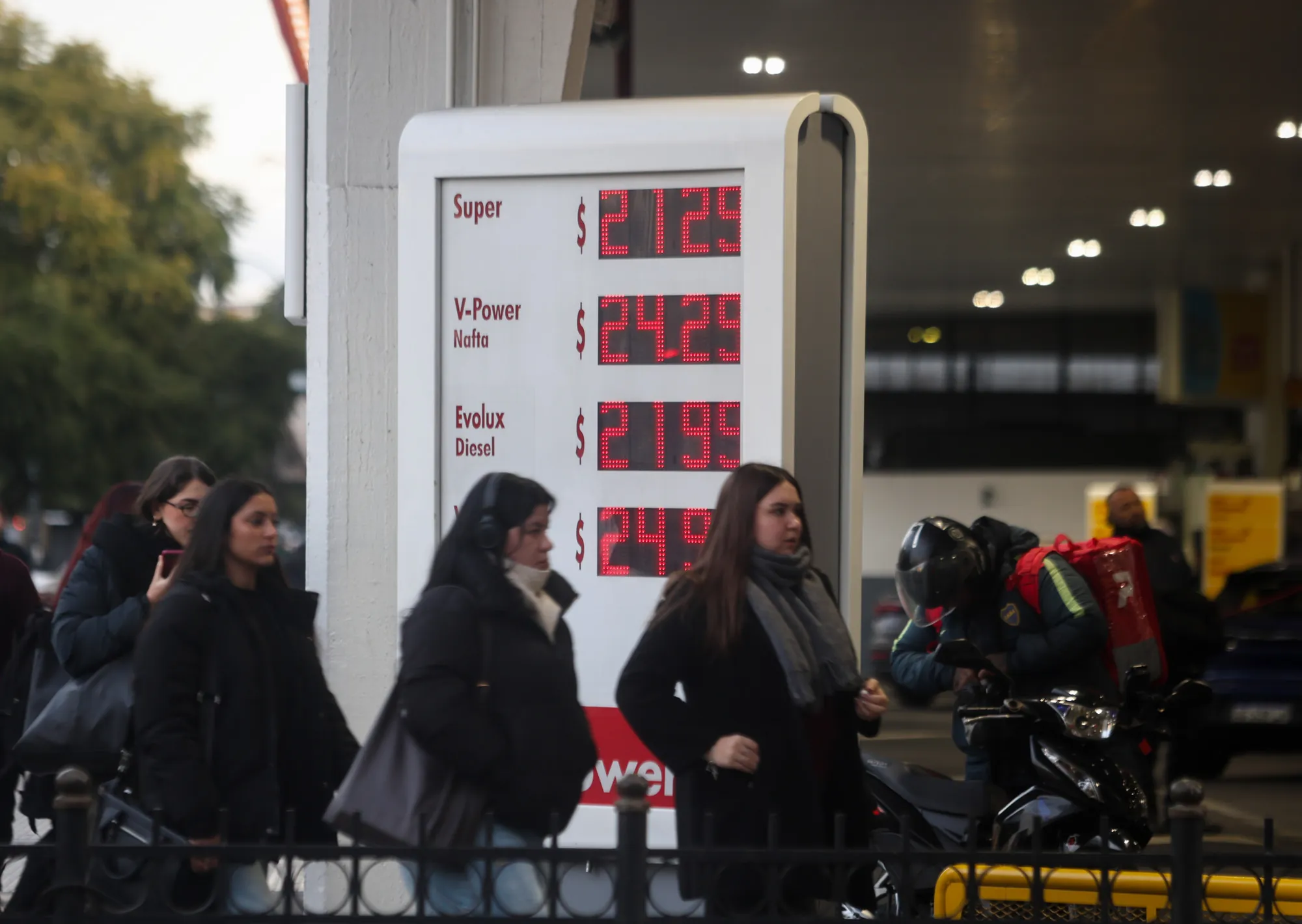 Naftas: mientras se demora una baja en los precios, la venta tuvo otra caída en junio y cerró el primer semestre en baja