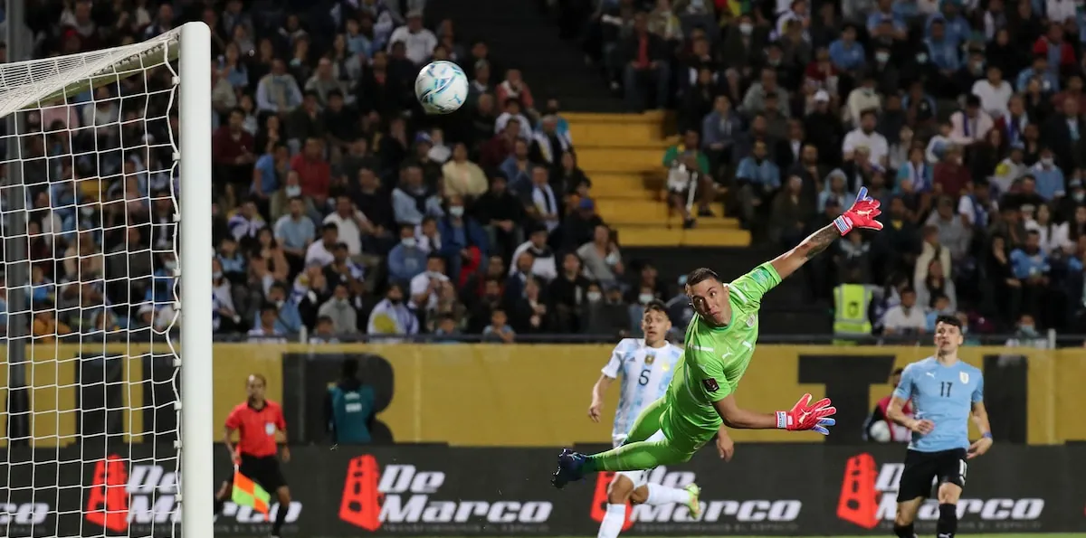 Muslera: su nivel en Estudiantes y la charla con Bielsa, los motivos para volver a Uruguay tras cuatro años