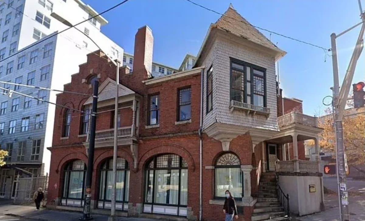 Compró una casa antigua y encontró en el sótano un tesoro de Coca-Cola