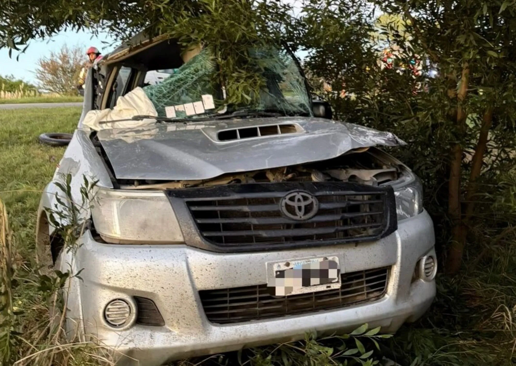 Una familia que volvía de la costa despistó con su camioneta y chocó contra un árbol: murieron el bebé y su papá