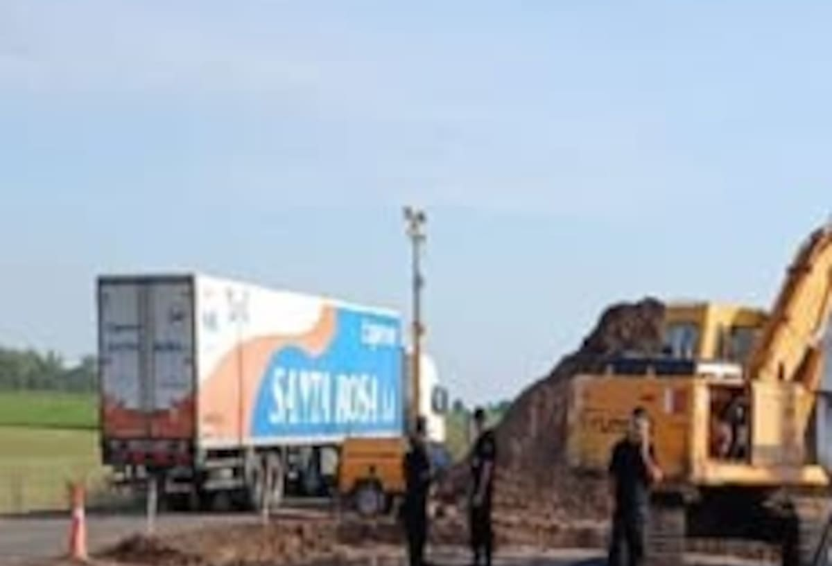 Dos jóvenes muertos y un menor en grave estado en un choque contra maquinaria vial en Santa Fe