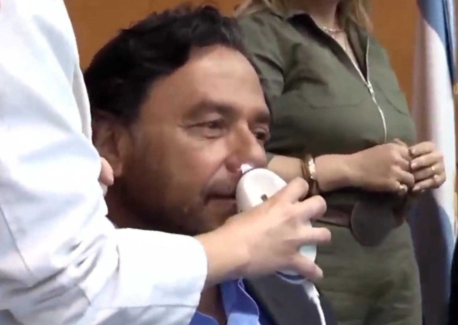 El gobernador de Salta, que impulsa las rinoscopias para sus funcionarios, se hizo el examen y sorprendió con su transmisión en vivo