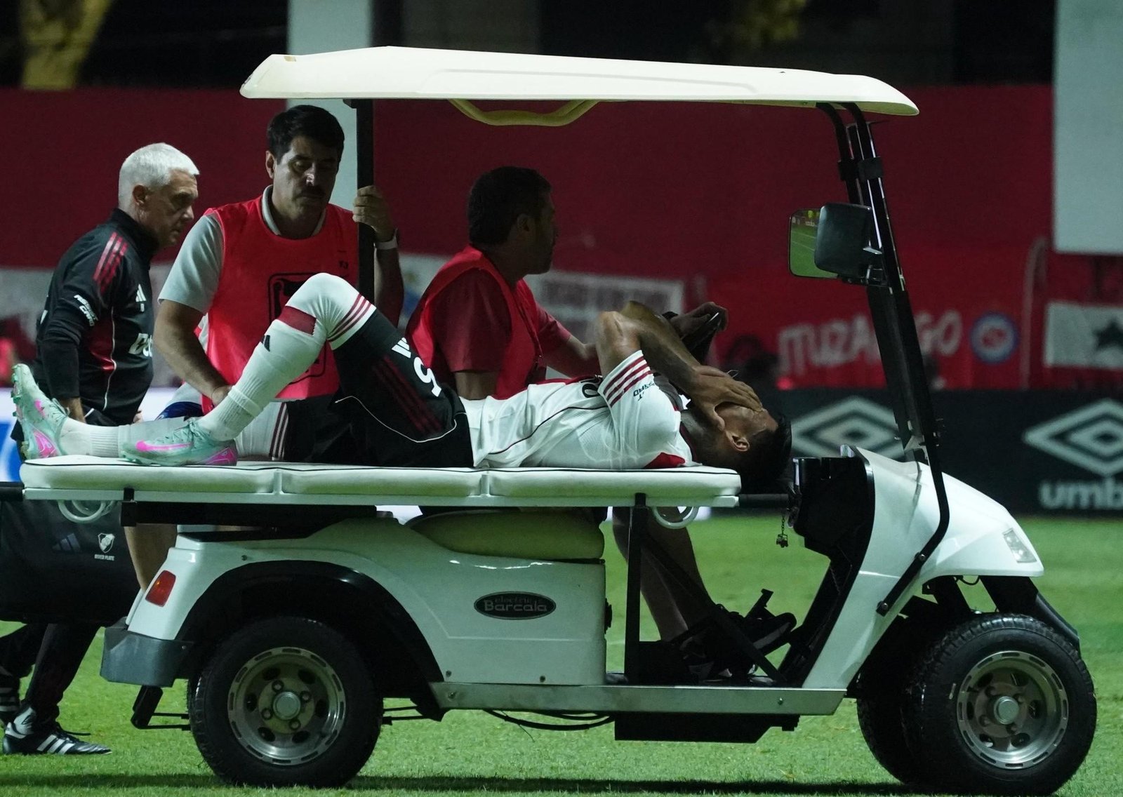 Cuáles son las nuevas reglas que intentan impulsar en el fútbol rumbo al Mundial 2026 para que haya menos tiempo perdido y más ritmo de juego