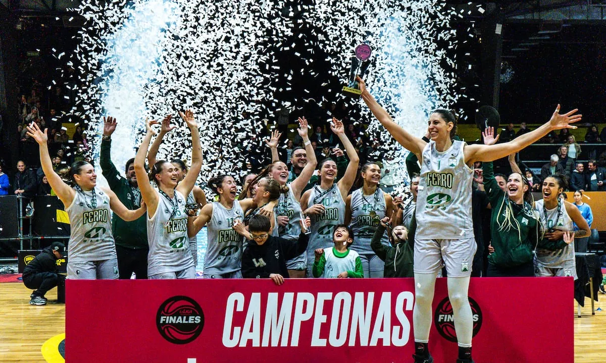 Ferro se coronó campeón de la liga femenina de básquet en el Templo del Rock, que vivió una fiesta en la final