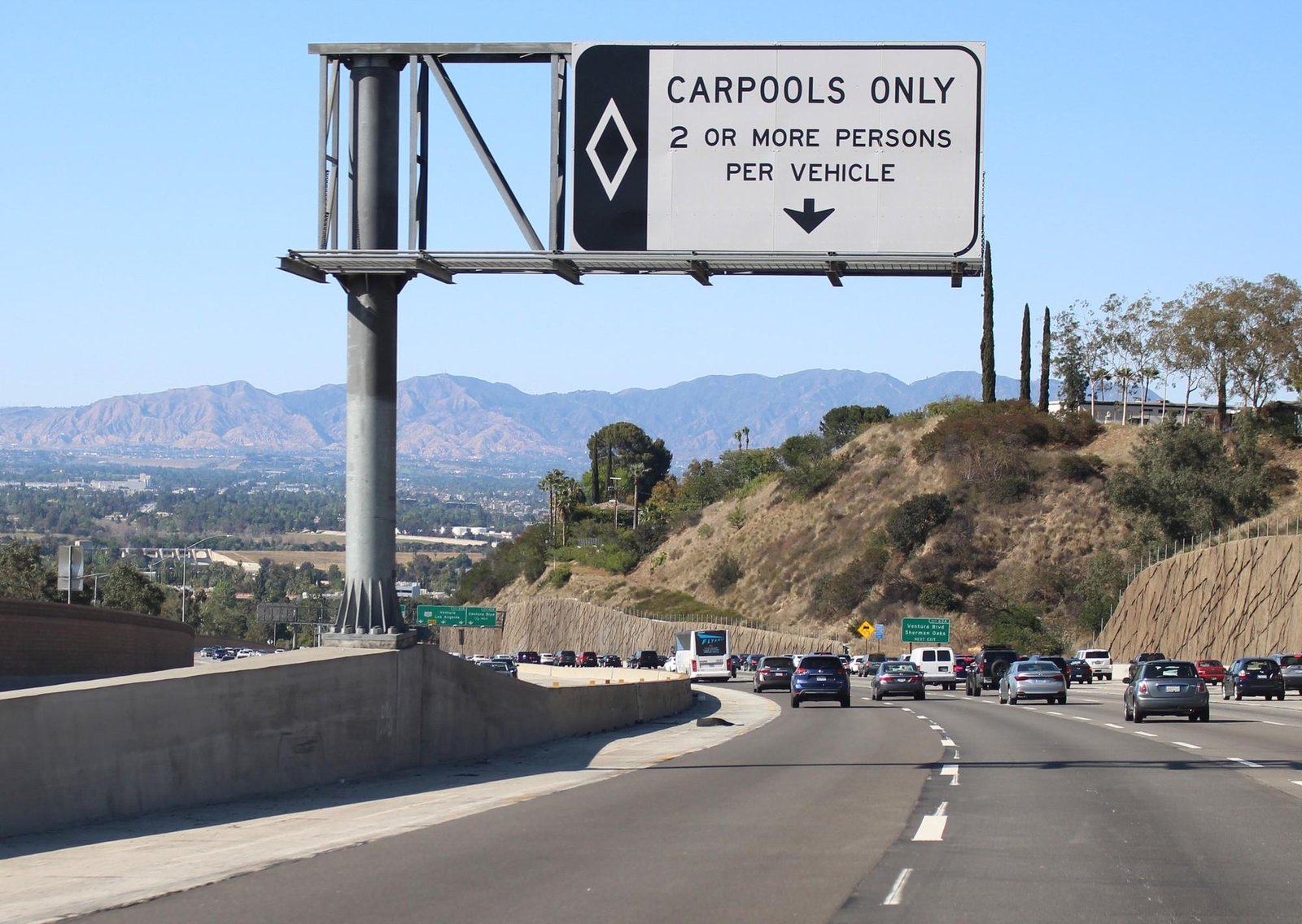 ¿Qué significa el "HOV LANE" en Texas y por qué podrían multarte si no lo sabes?