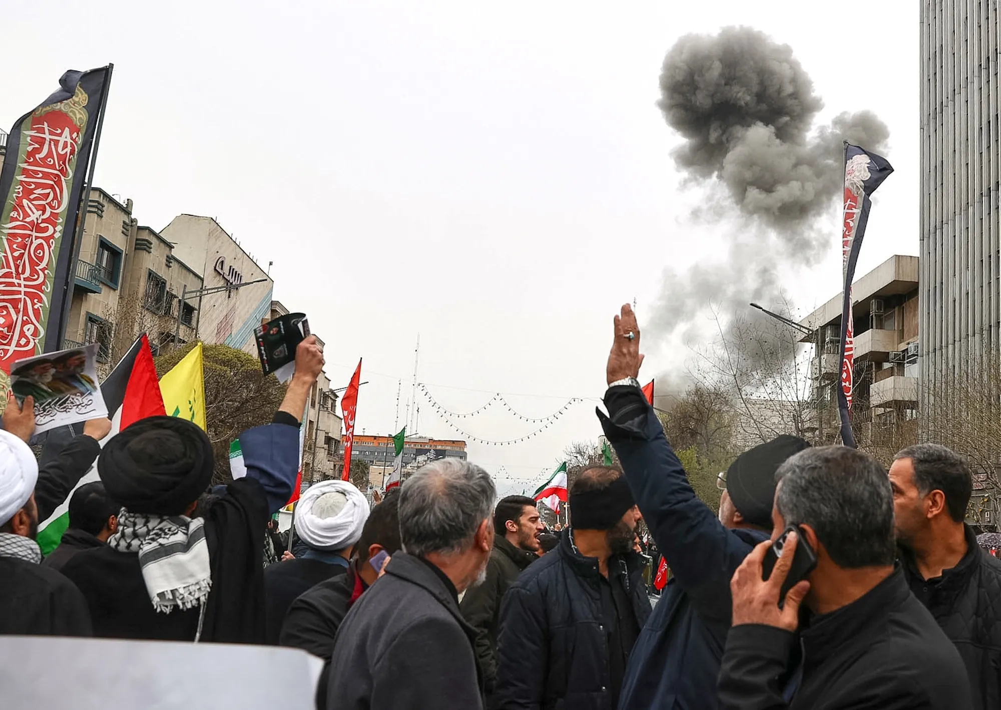 Explosiones en Teherán durante una masiva marcha con figuras políticas en el último viernes del Ramadán