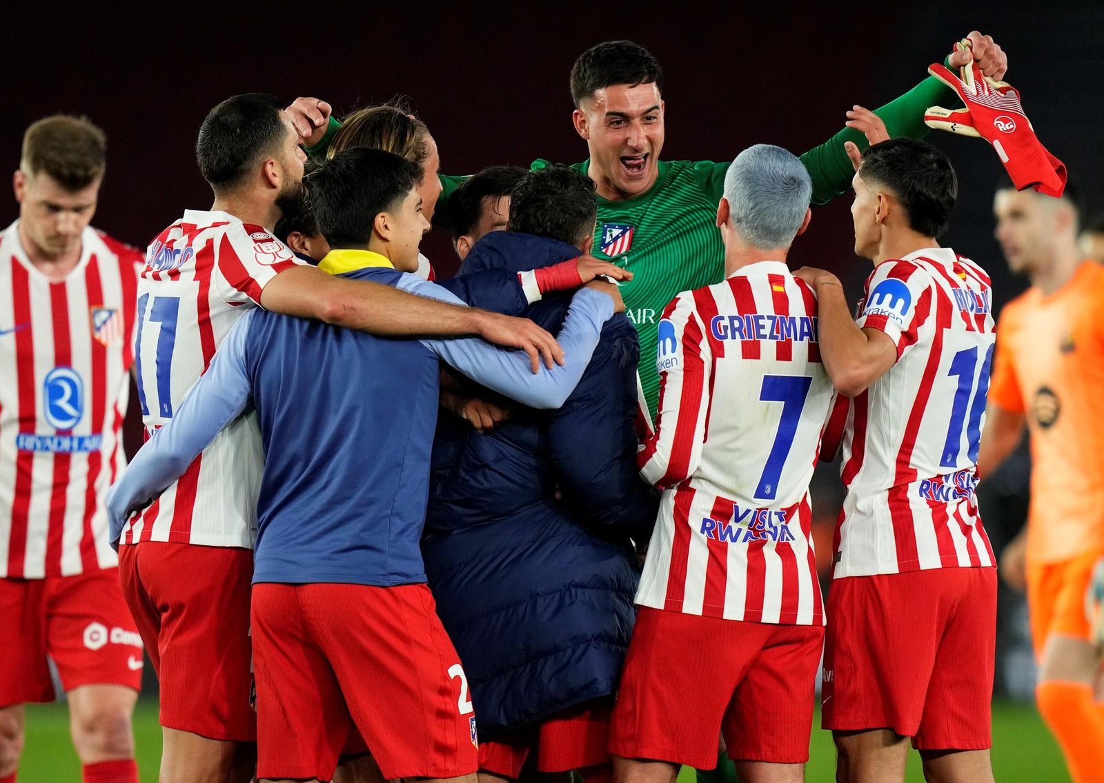 Gracias a un Musso en modo Dibu Martínez, Atlético de Madrid "sólo perdió 3-0" ante Barcelona y es finalista de la Copa del Rey