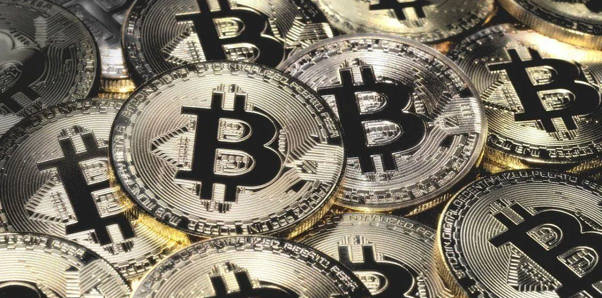Bitcoin se da vuelta y cae por debajo de los u$s71.000, en sintonía con un mal cierre de semana en los mercados globales