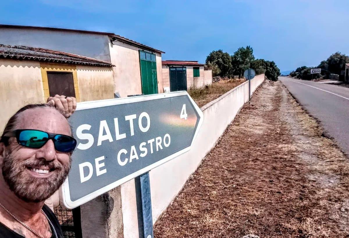 Es estadounidense y compró un pueblo entero en España por US$365.500