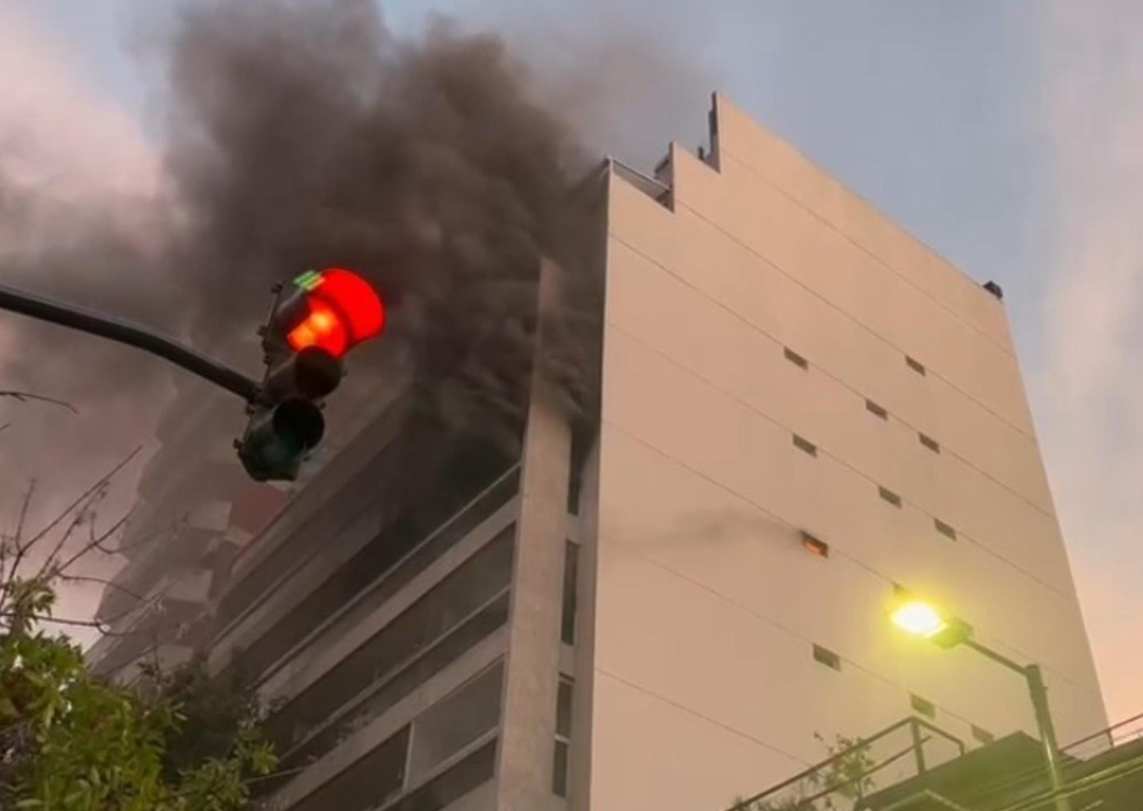 Impactante incendio en un edificio de Belgrano y derrumbe en un complejo de Parque Patricios: decenas de autos aplastados