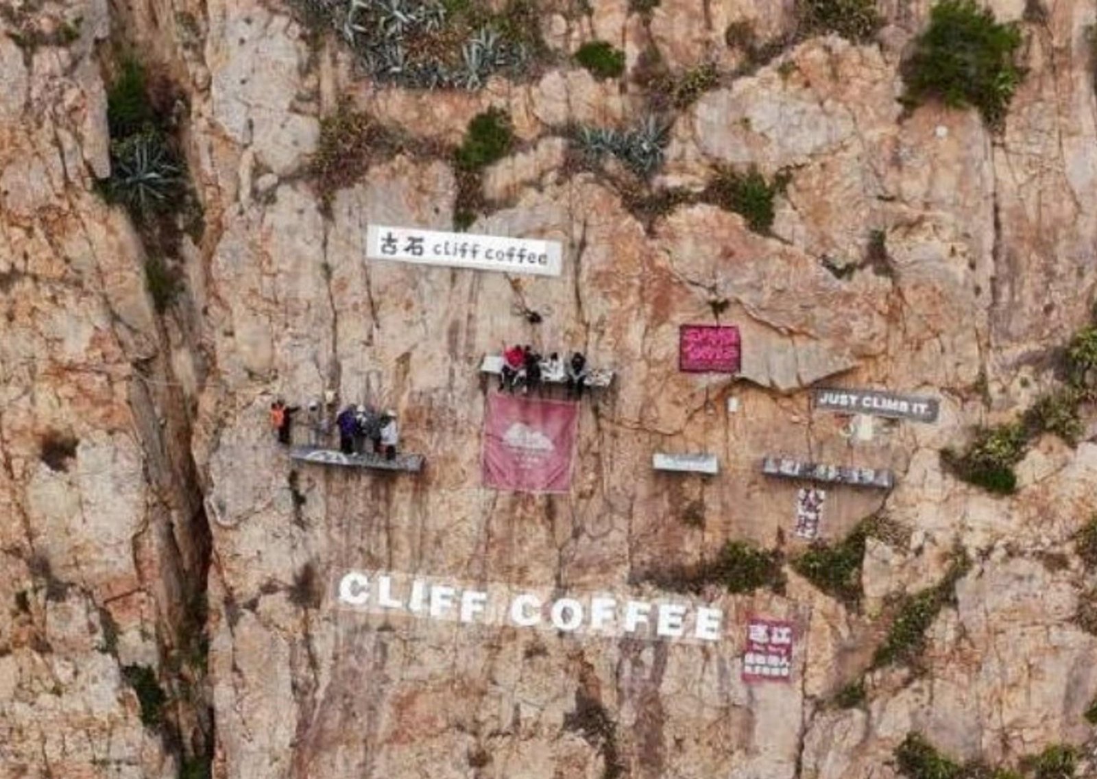 La cafetería más peligrosa del mundo: colgada de un acantilado a 60 metros de altura