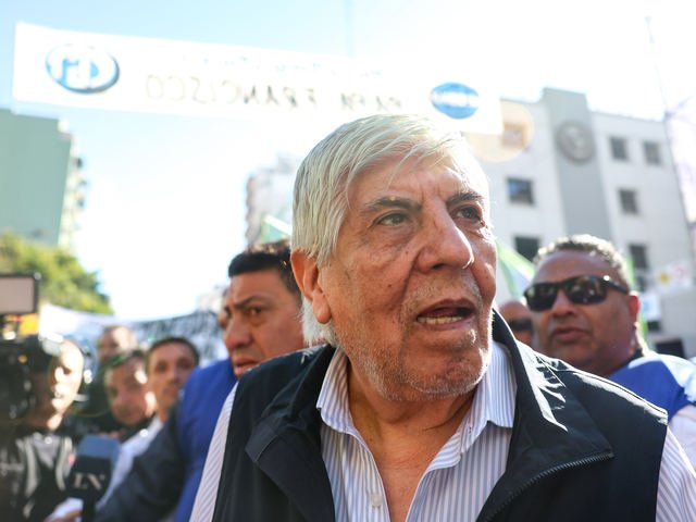 El freno a la вЂњLey MoyanoвЂќ le abre otra tormenta al jefe camionero