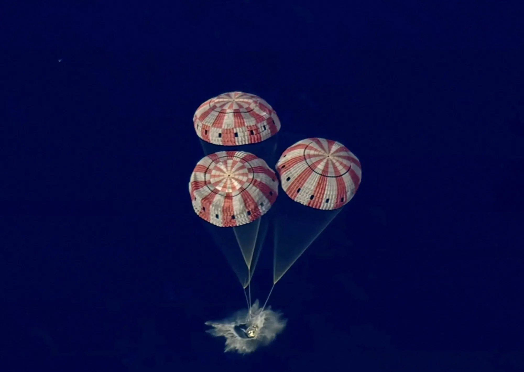Momento histórico: así fue como la cápsula Orión amerizó en el Pacífico tras la misión Artemis II