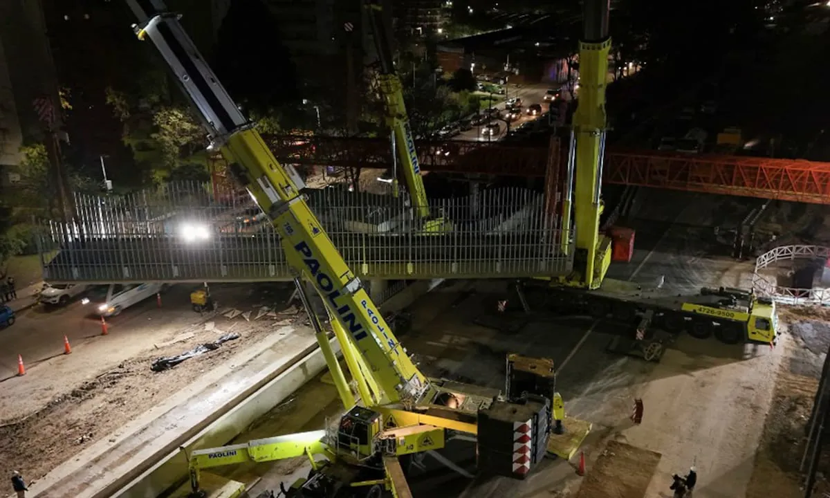 Obras en la autopista Dellepiane: cerrarán durante 24 horas ambas manos para el montaje de una nueva pasarela peatonal