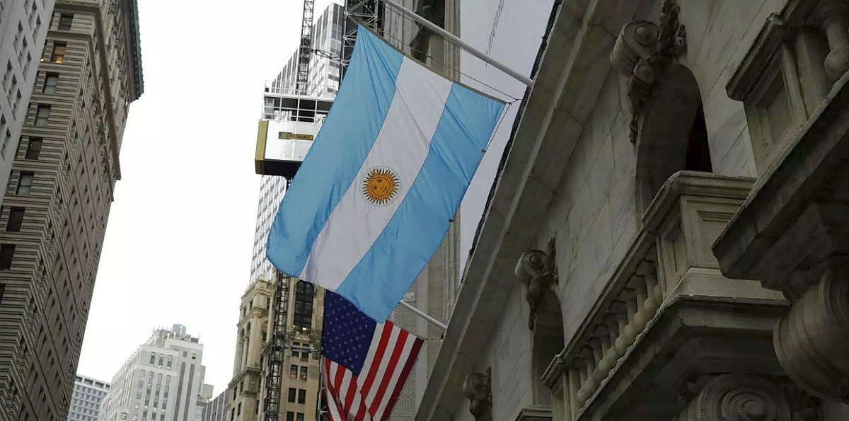 La estrategia del Gobierno con la deuda: por qué patea el regreso a Wall Street y su objetivo para el riesgo país