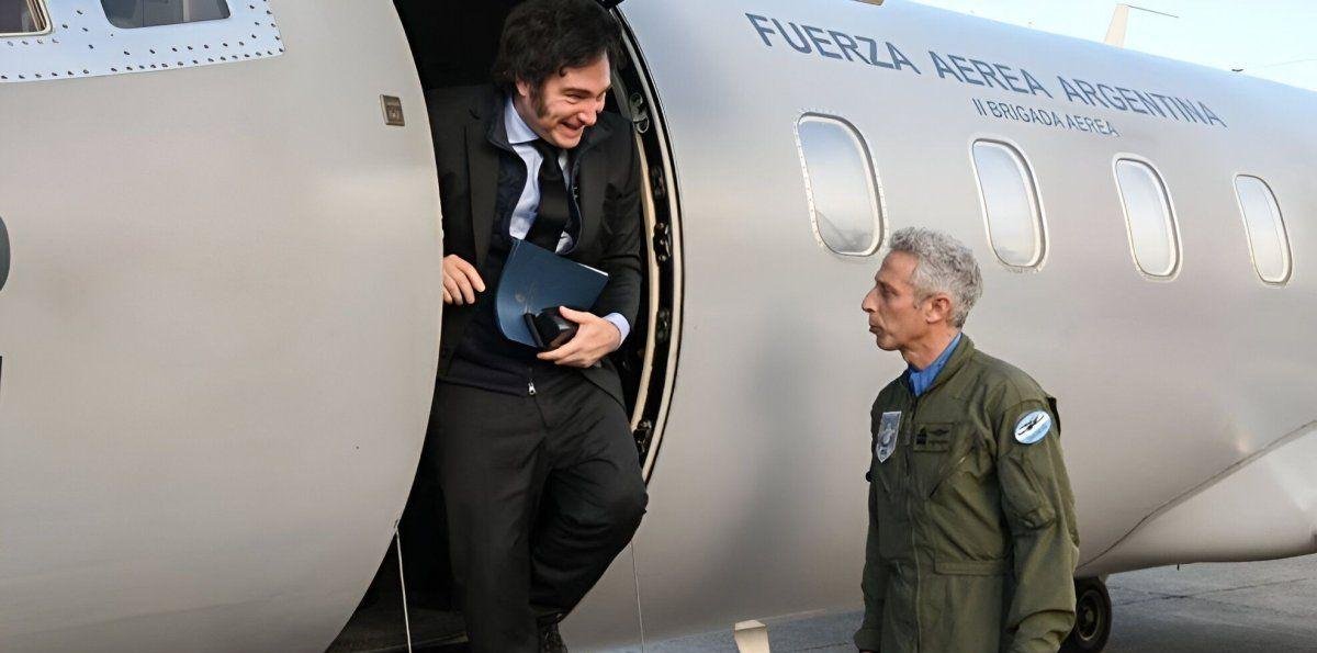 El gobierno de Javier Milei vuelve a cambiar los viajes oficiales: limita comitivas y fija reglas según el rango del funcionario